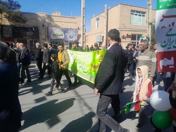 حضور پرشور کارکنان و سربازان‌وظیفه زندان‌های یزد در راهپیمایی ۲۲ بهمن