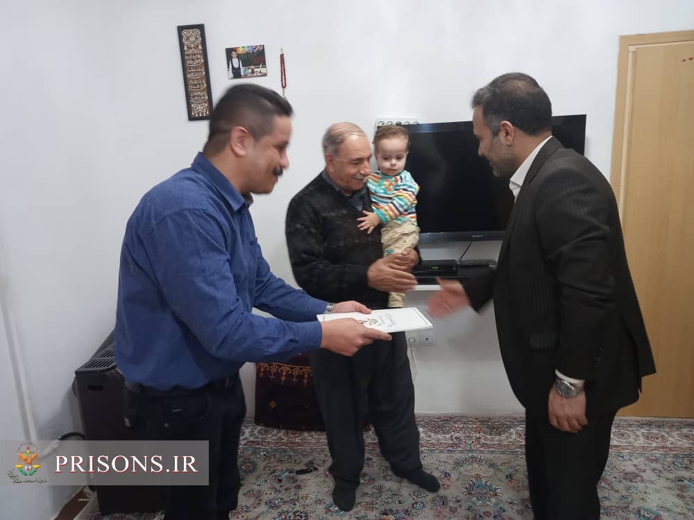 دیدار مدیرکل زندانهای کردستان با خانواده های شهدا و ایثارگران