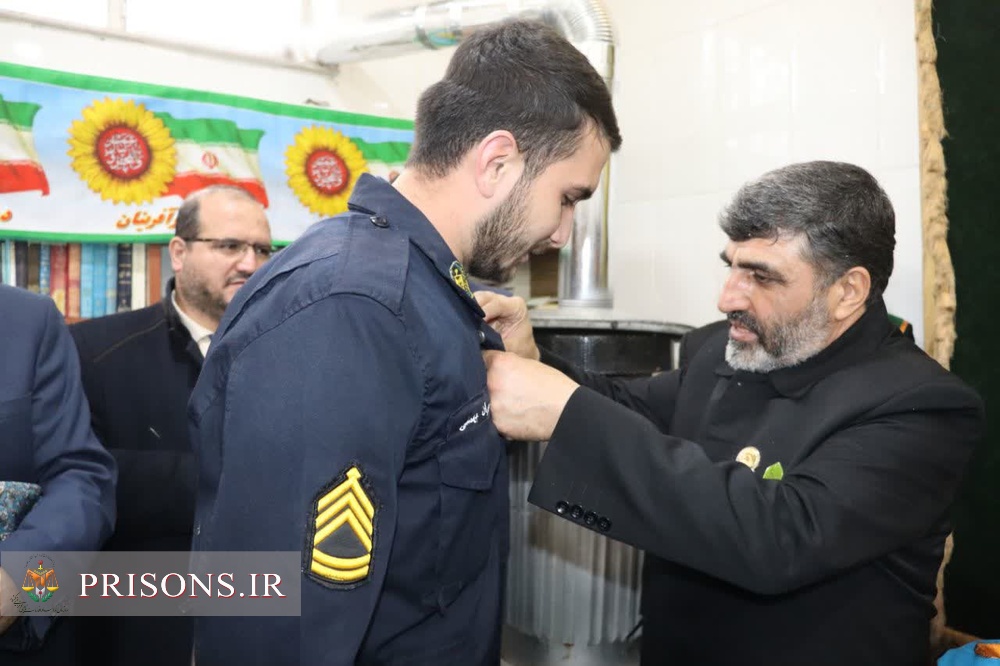 اعطای نشان خادمی جمکران به رئیس زندان میانه و سرباز با اخلاق