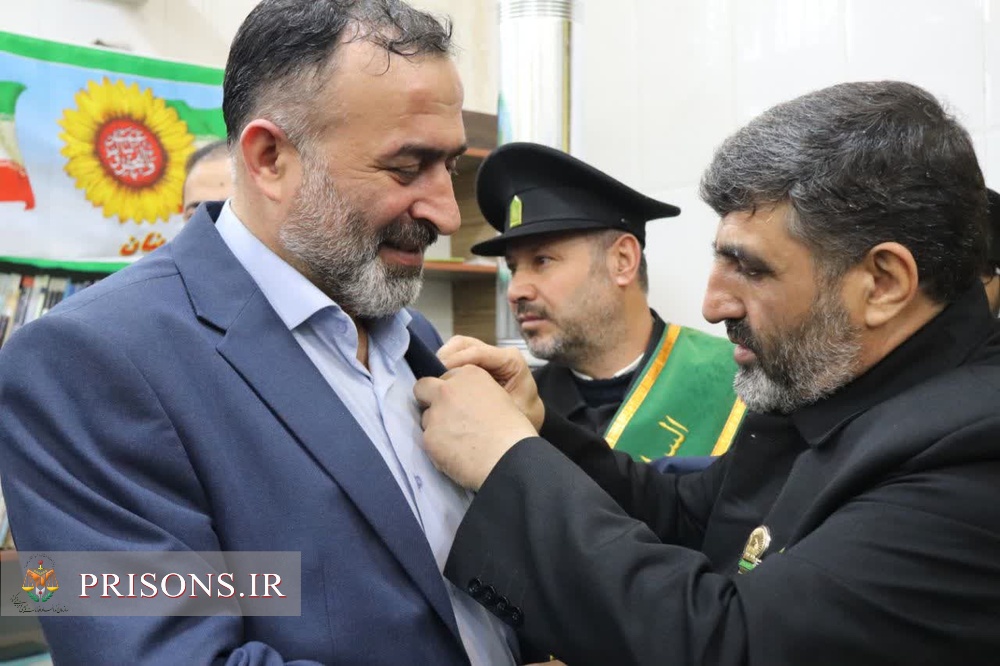 اعطای نشان خادمی جمکران به رئیس زندان میانه و سرباز با اخلاق