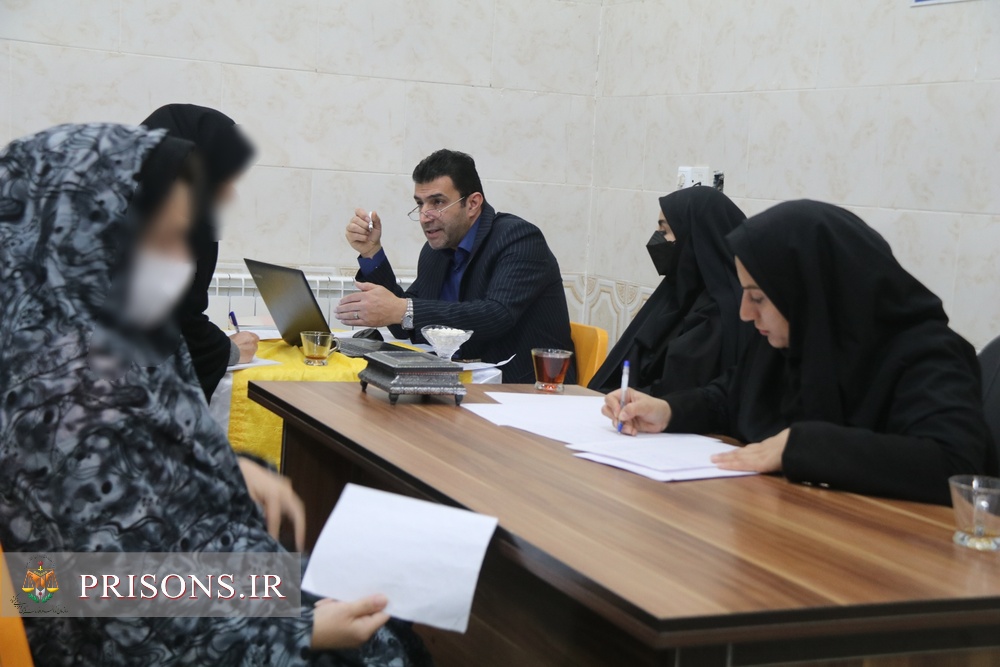 مشاوره رایگان وکلای زن به زندانیان اندرزگاه نسوان همدان