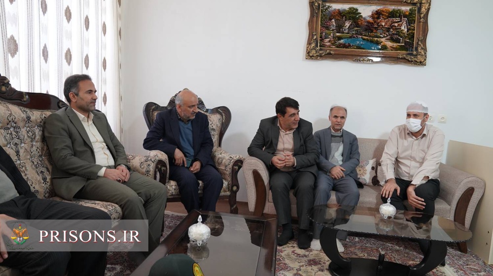 عیادت مدیرکل زندانهای استان کردستان از همکار بیمار