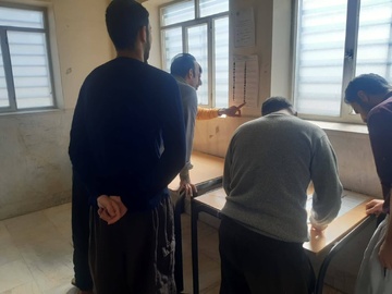حضور کارکنان، سربازان و زندانیان شاهرود در پای صندوق‌های رای
