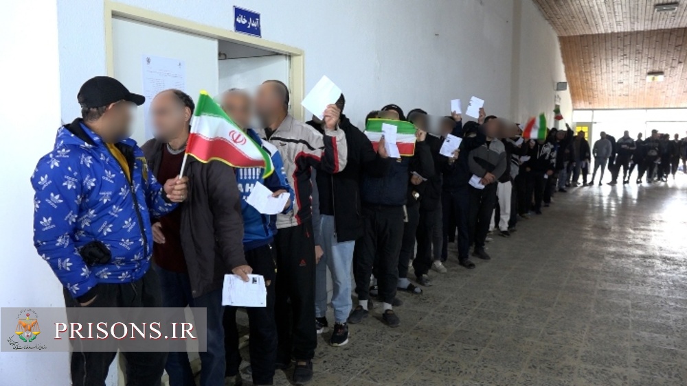 حضور پرشور کارکنان، زندانیان و سربازان وظیفه در پای صندوق‌های رای
