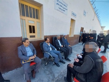 برپایی میز خدمت دادستان عمومی و انقلاب بوشهر درب زندان مرکزی استان