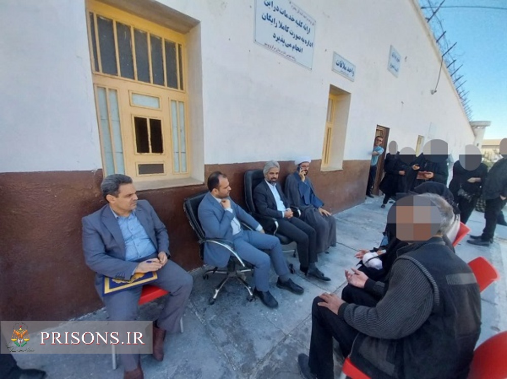 برپایی میز خدمت دادستان عمومی و انقلاب بوشهر درب زندان مرکزی استان