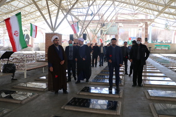 حضور اعضای شورای برنامه ریزی زندانهای آذربایجان شرقی در مزار شهدا