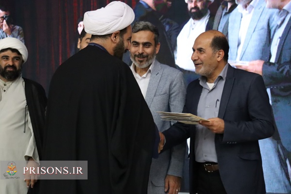 درخشش مدد جویان زندان مرکزی بوشهر در جشنواره کتابخوانی رضوی