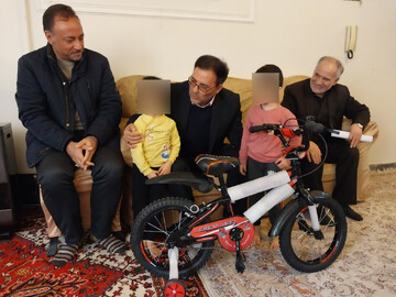 بر آورده شدن آرزوی داشتن دوچرخه در دیدار یکی از خانواده زندانیان تبریز