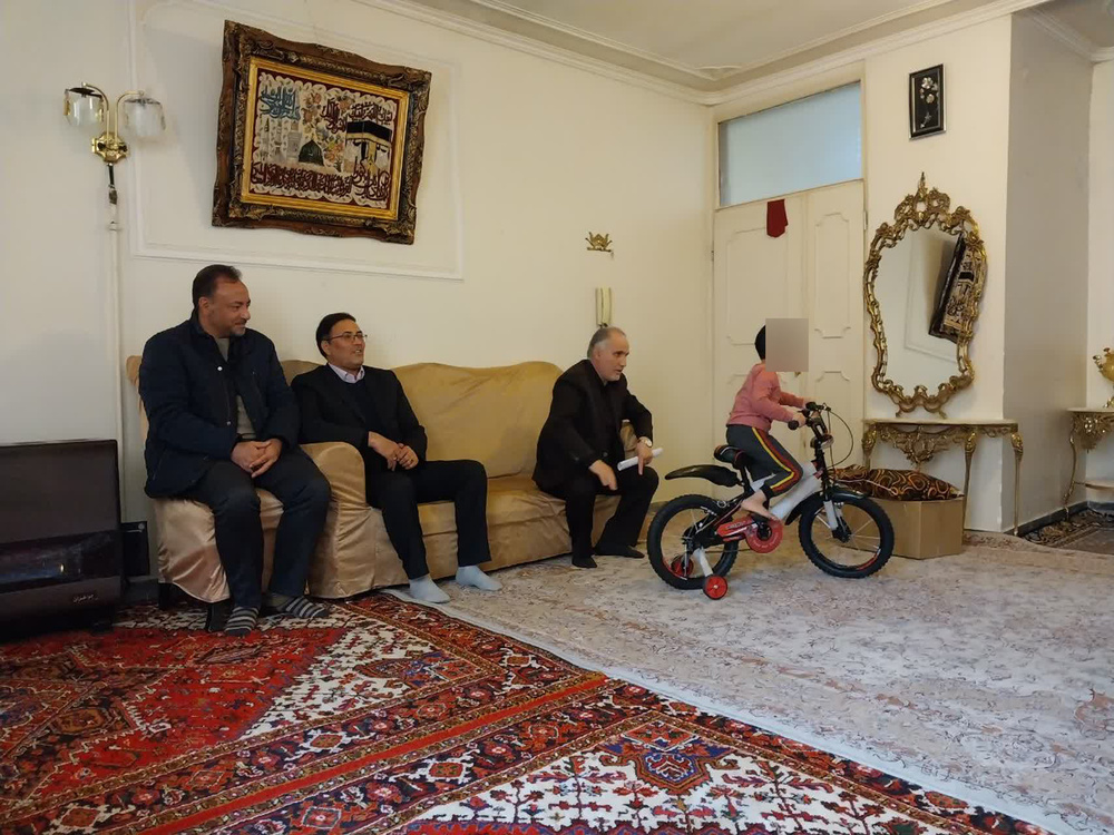 بر آورده شدن آرزوی داشتن دوچرخه در دیدار یکی از خانواده زندانیان تبریز
