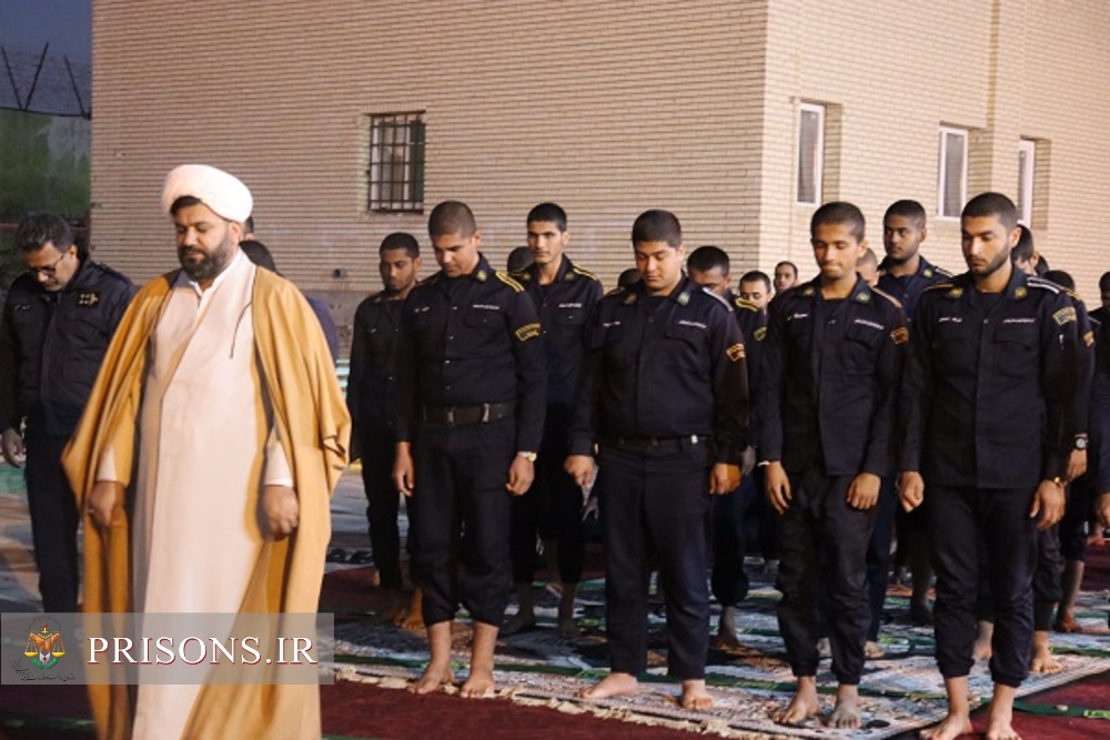 محفل رمضانی و مراسم افطاری سربازان وظیفه در زندان دشتستان 