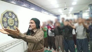 اقامه نماز سنت تراویح در زندان‌های استان کردستان به مناسبت ماه مبارک رمضان