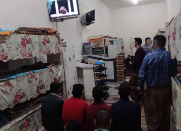 صحنه از پخش برنامه تلویزیونی قرار در زندانها