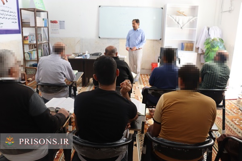 کلاس های تفسیر نور با محوریت تفسیر سور کوچک قرآن کریم در ماه مبارک رمضان در زندان دشتستان 