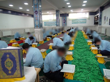 فیلم| اقامه نماز سنت تراویح مددجویان در زندان مرکزی سنندج در شب‌های ماه رمضان