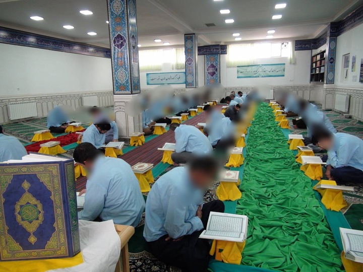فیلم | اقامه نماز سنت تراویح مددجویان در زندان مرکزی سنندج