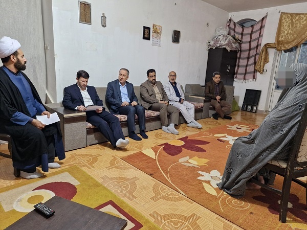 دیدار نوروزی رئیس کل دادگستری و مدیر کل زندان های استان بوشهر با ۸ خانواده زندانی نیازمند