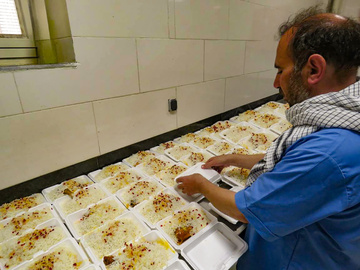 ۲۵۰ پرس غذای گرم بین خانواده‌های زندانیان نیازمند گرمی توزیع شد