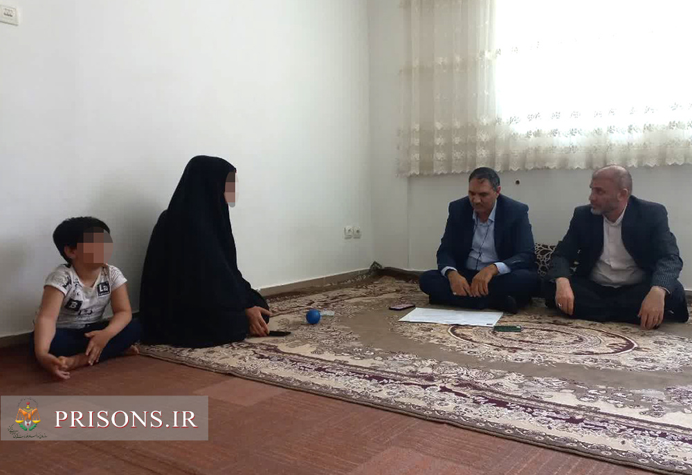 بازدید از خانواده زندانی نیازمند در آخرین روزهای ماه رمضان