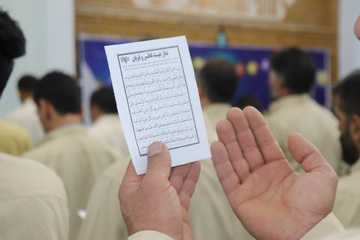 نماز بندگی و همبستگی عید فطر در زندان‌های زنجان