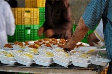 توزیع ۱۰۰۰ پرس غذای گرم بین خانواده زندانیان نیازمند مشهدی در عید فطر