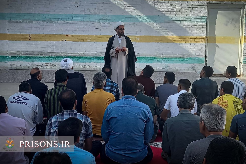اقامه نماز عید بندگی در زندان‌های استان کرمان