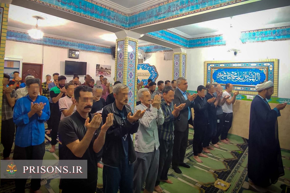 اقامه نماز عید بندگی در زندان‌های استان کرمان