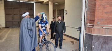 رکاب‌زنی دوچرخه سوار ندامتگاه تهران بزرگ به مسجد مقدس جمکران