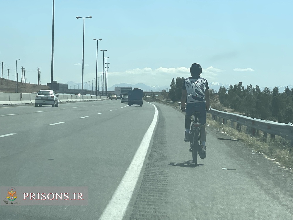 رکاب زنی دوچرخه سوار ندامتگاه تهران بزرگ به مسجد مقدس جمکران