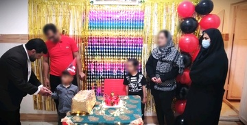 جشن تولدی در سالن ملاقات زندان دره‌شهر