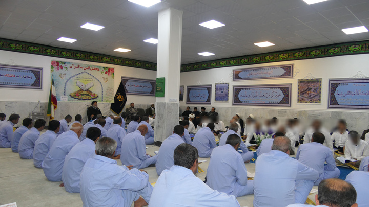 محفل انس قرآنی با حضور نماینده ولی فقیه در زندان یاسوج