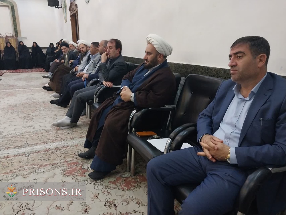 نشست صمیمی مدیر کل زنداهای آذربایجان شرقی با کارکنان 