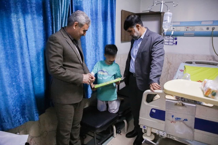 عیادت مدیرکل زندانهای همدان از فرزند زندانی در بیمارستان
