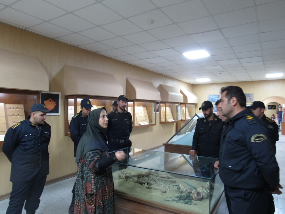 تور یک روزه سیاحتی سربازان وظیفه کانون اصلاح و تربیت همدان در بازدید از موزه هگمتانه