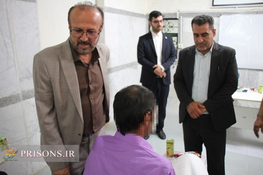 بازدید مدیر دورههای نهضت سوادآموزی کشور از زندان مرکزی بوشهر بازدید مدیر دورههای نهضت سوادآموزی کشور از زندان مرکزی بوشهر