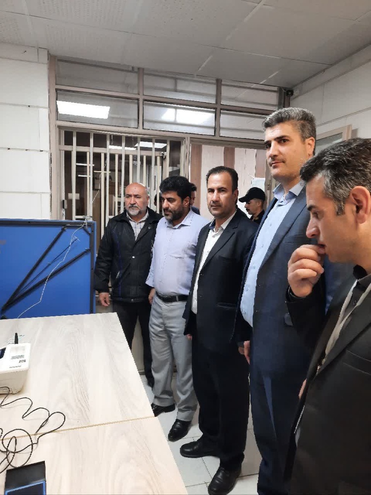 مدیرکل زندانهای آذربایجان شرقی در زندان تبریز رای خودرا به صندوق انداخت