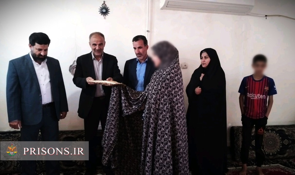اعطای هدیه روز دختر به فرزندان زندانیان شهرستان دره‌شهر