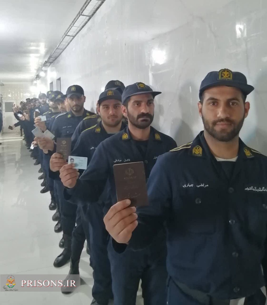  حضور کارکنان و زندانیان قائمشهری در پای صندوق رأی 