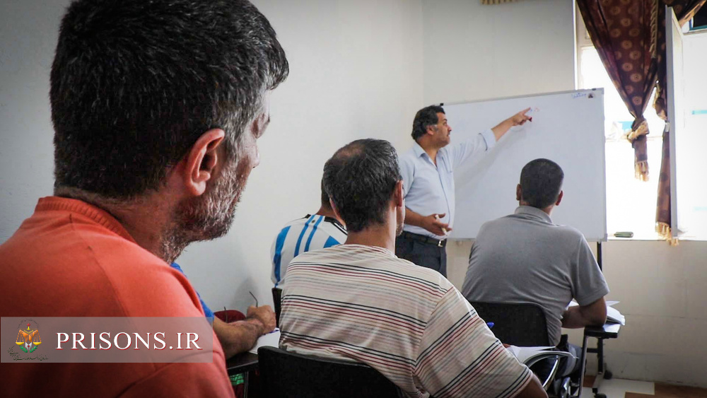 ادامه تحصیل ۴۲۳ زندانی در مرکز آموزشی ندامتگاه قزلحصار