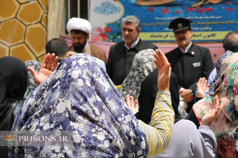 آزادی ۲ زندانی زن نیازمند در مراسم استقبال از بیرق حرم رضوی در زندان کرمانشاه