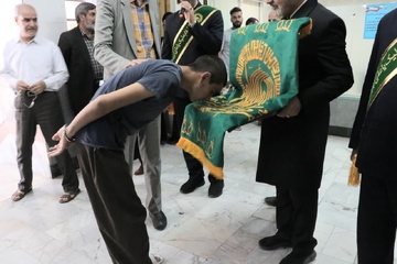 پرچم بارگاه ملکوتی امام هشتم (ع) در زندان مرکزی اصفهان