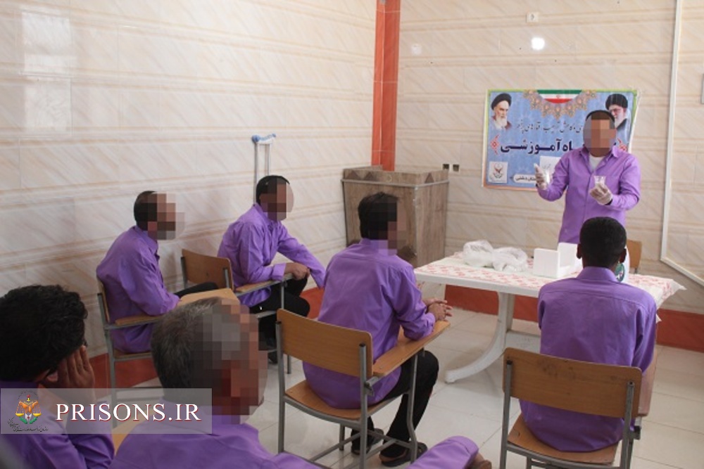 برگزاری کارگاه آموزشی سفالگری در  زندان دشتی