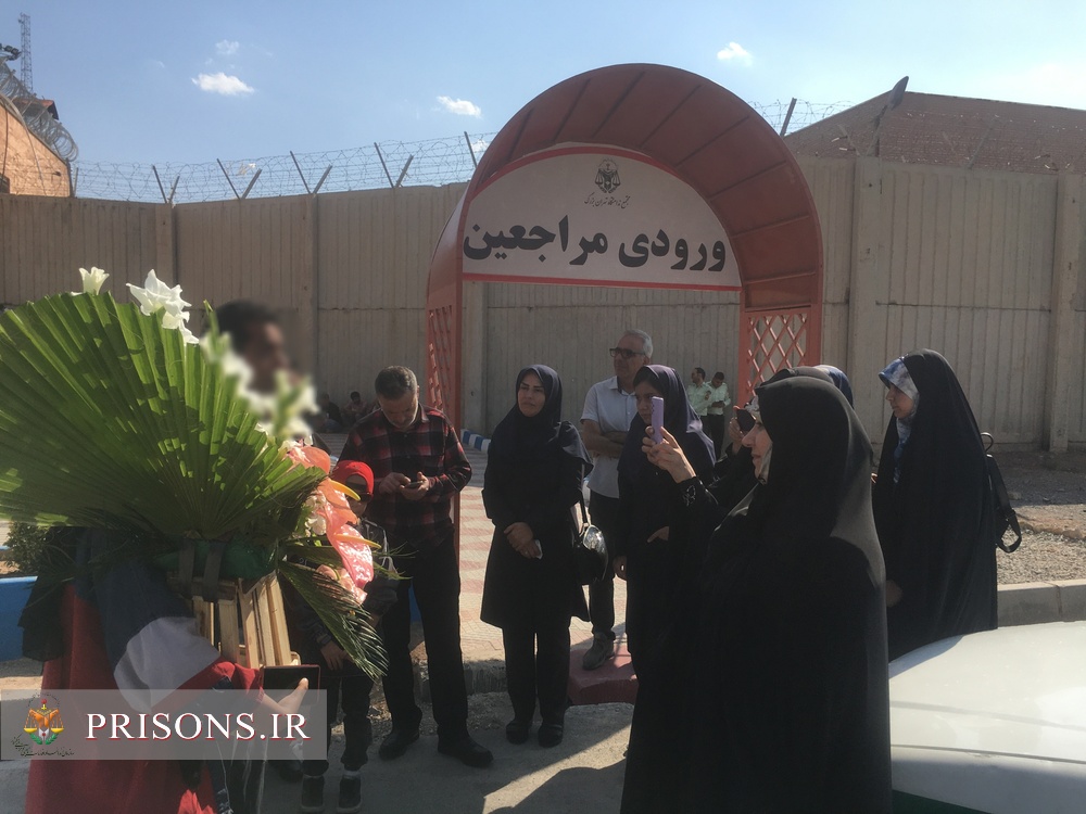 شوق دانش آموزان مدرسه فرزانگان شهرری برای آزادی یک زندانی 