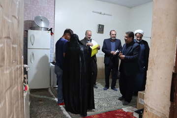 مدیرکل زندان‌های تهران به‌همراه معاون دادستان از خانواده زندانیان نیازمند دیدار کرد