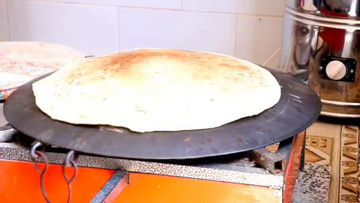 فیلم| اشتغالزایی برای خانواده زندانی نیازمند با طبخ نان محلی