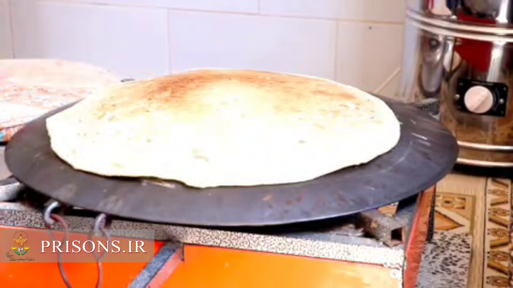فیلم| اشتغالزایی برای خانواده زندانی نیازمند با طبخ نان محلی