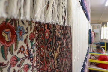 توانمندسازی بیش از ۱۱۰ خانواده زندانی زنجانی از تولید فرش دستباف