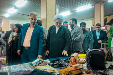 بازدید رئیس کل دادگستری استان و دادستان مرکز کرمان از نمایشگاه  مراسم گرامیداشت «نسیم مهر» 