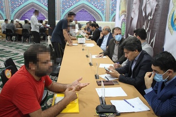 برگزاری «میز خدمت» قضات شهرستان بوشهر با زندانیان زندان مرکزی بوشهر
