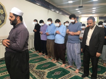 حضور مدیرکل زندان‌های کردستان در مسجد زندان مرکزی سنندج و اقامه نماز وحدت‌آفرین به همراه مددجویان